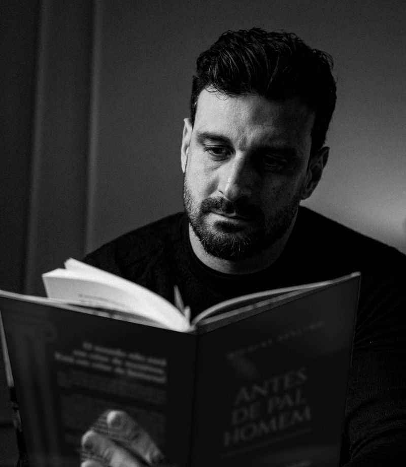 Nícolas Avelino lendo