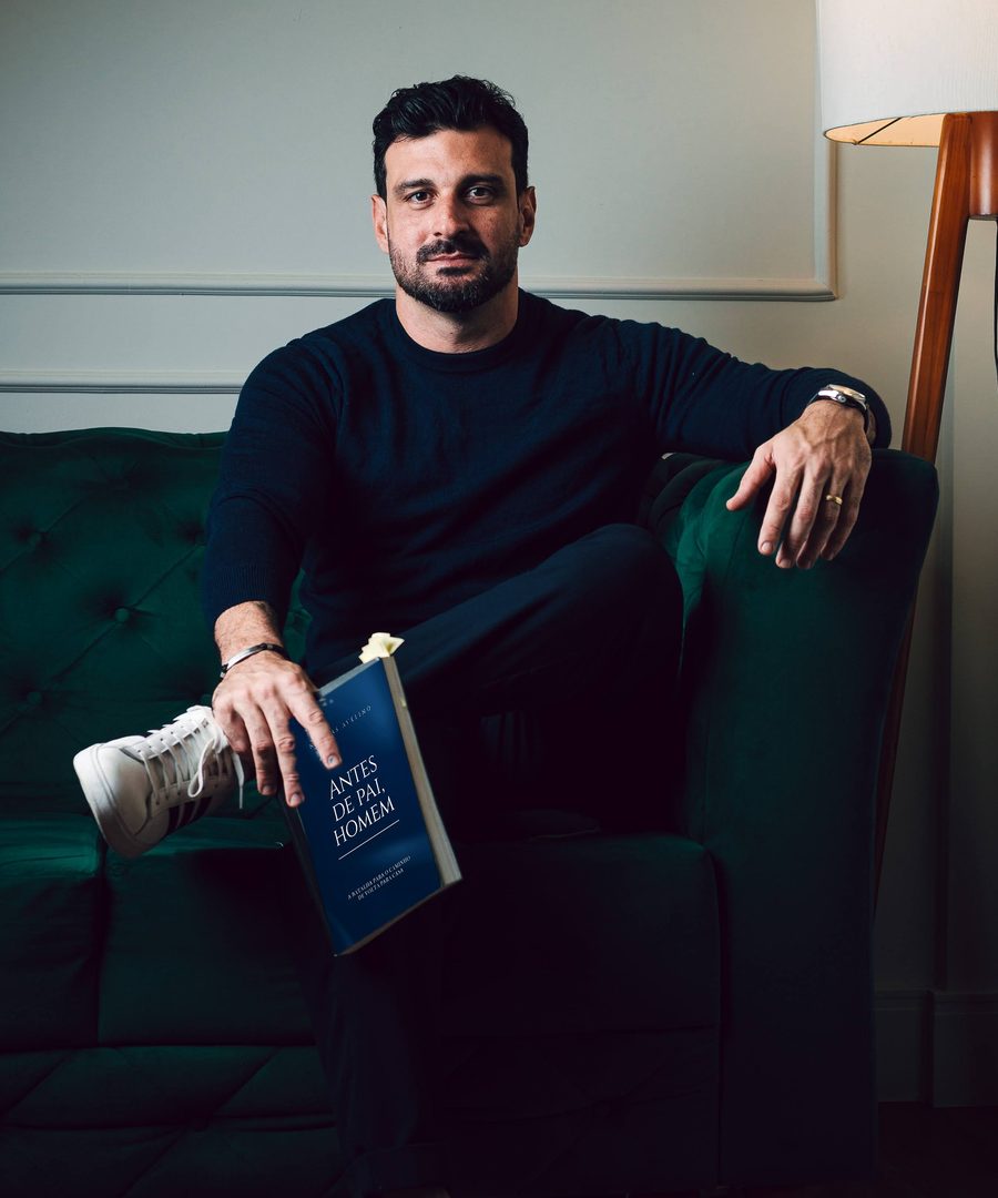 Nícolas Avelino com o livro Antes de Pai, Homem